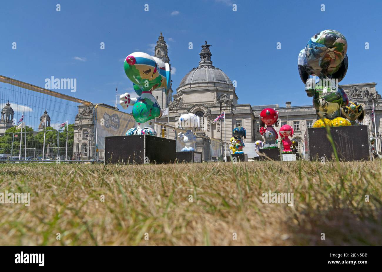 Snoopy-Figuren. Vor dem Rathaus von Cardiff. Hundes Trust. Juni 2022 Stockfoto