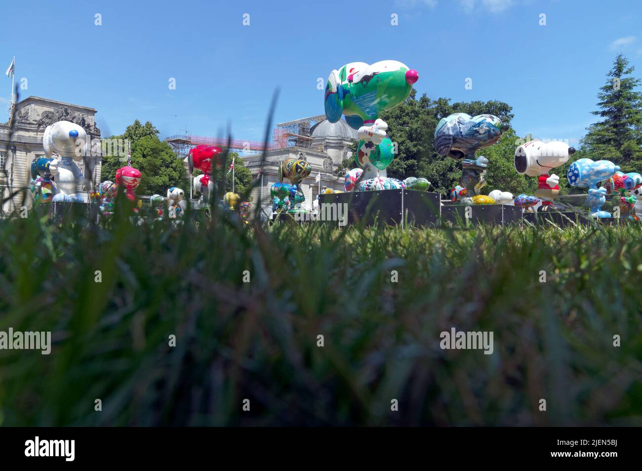 Snoopy-Figuren. Vor dem Rathaus von Cardiff. Hundes Trust. Juni 2022 Stockfoto