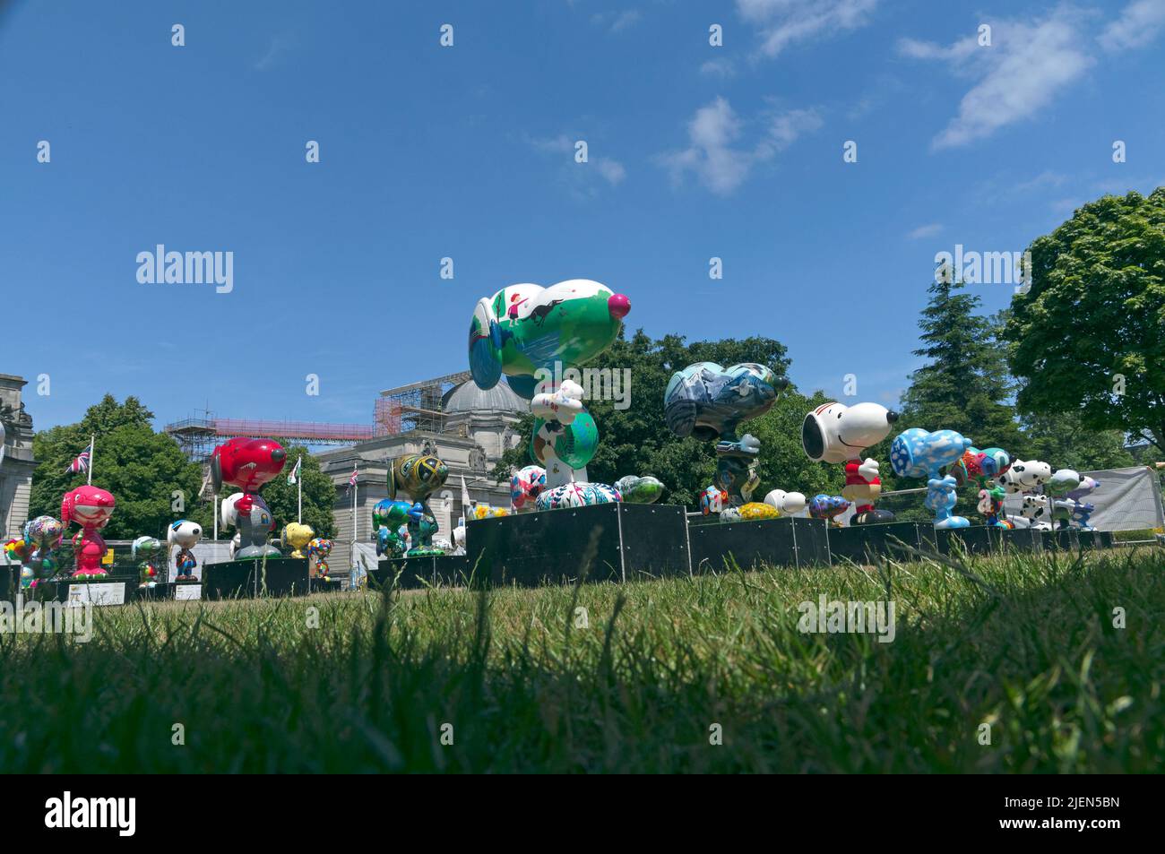 Snoopy-Figuren. Vor dem Rathaus von Cardiff. Hundes Trust. Juni 2022 Stockfoto