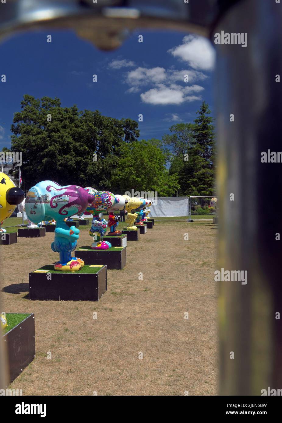 Snoopy-Figuren. Vor dem Rathaus von Cardiff. Hundes Trust. Juni 2022 Stockfoto