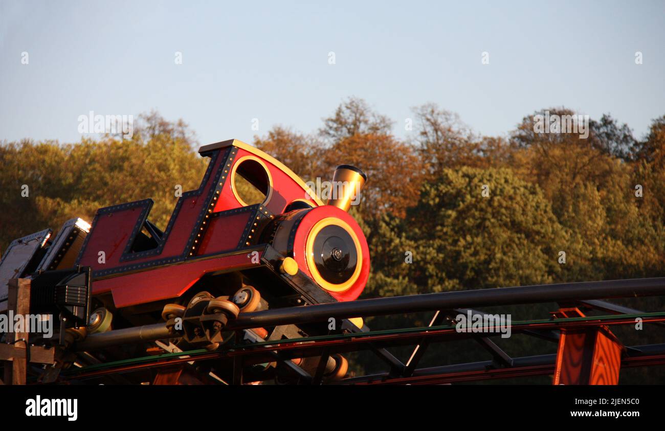 Eine schnelle Zugfahrt in einem Vergnügungspark der Fun Fair. Stockfoto