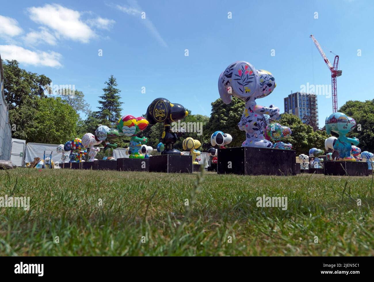 Snoopy-Figuren. Vor dem Rathaus von Cardiff. Hundes Trust. Juni 2022 Stockfoto
