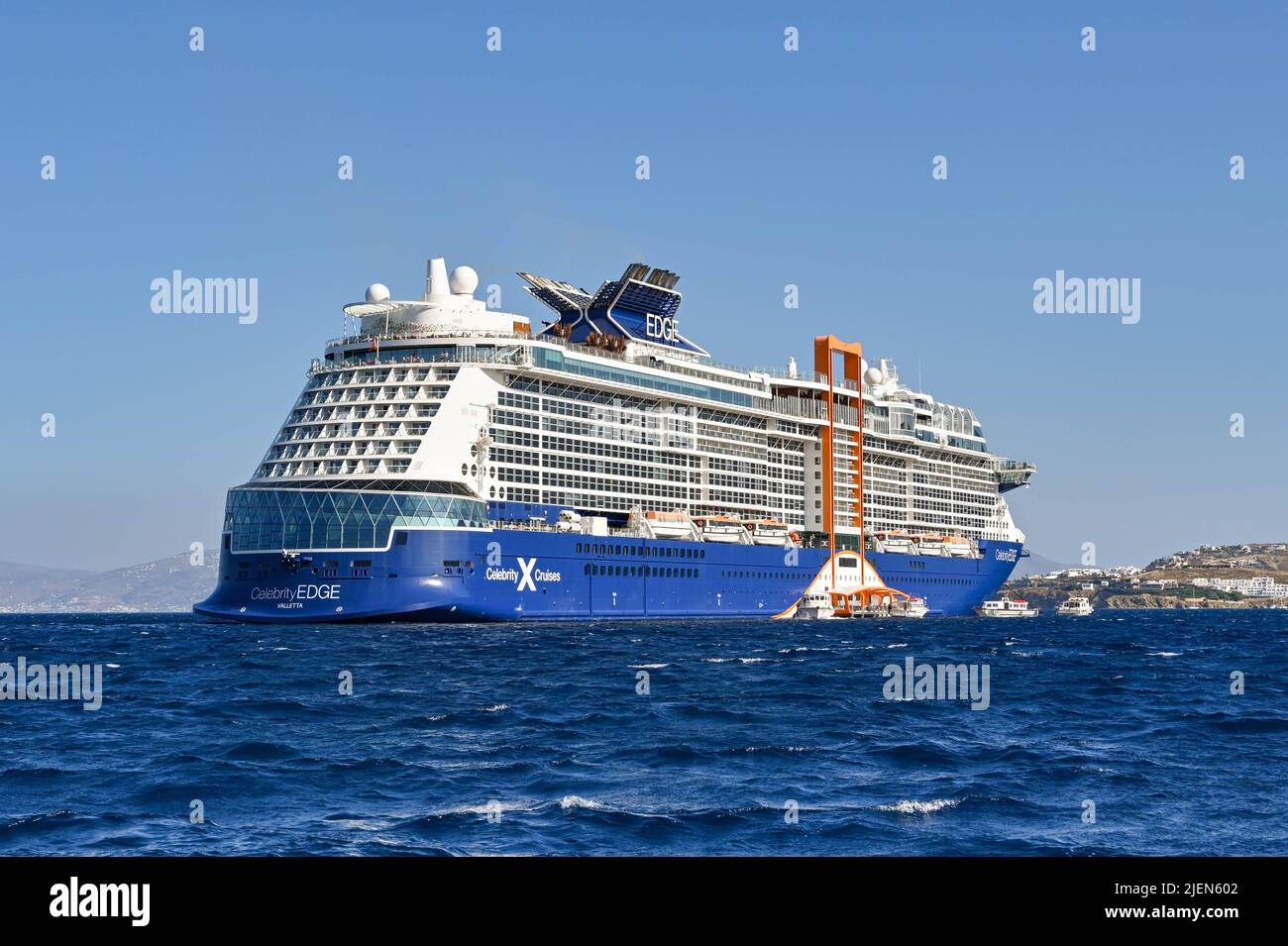 Mykonos, Griechenland - 2022. Juni: Celebrity Edge-Schiff vor der griechischen Insel Mykonos vor Anker. Das Schiff wird von Celebrity Cruises betrieben Stockfoto