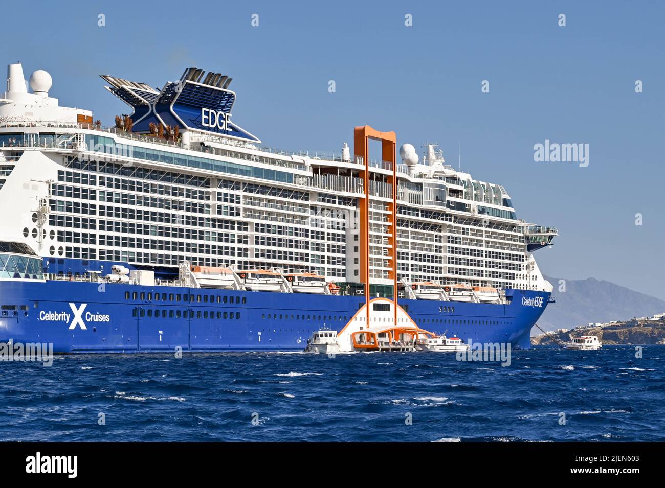 Mykonos, Griechenland - 2022. Juni: Celebrity Edge-Schiff vor der griechischen Insel Mykonos vor Anker. Das Schiff wird von Celebrity Cruises betrieben. Stockfoto