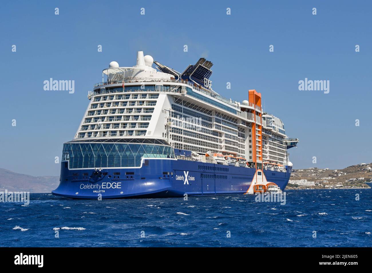 Mykonos, Griechenland - 2022. Juni: Celebrity Edge-Schiff vor der griechischen Insel Mykonos vor Anker. Das Schiff wird von Celebrity Cruises betrieben. Stockfoto