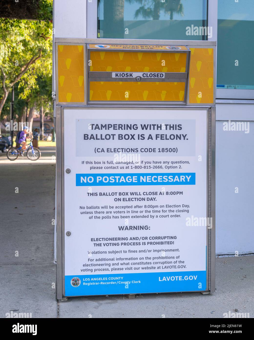 Los Angeles, CA, USA – 27. Juni 2022: Offizielle Absetzung der Wahlurne im Plummer Park in Los Angeles, CA. Stockfoto