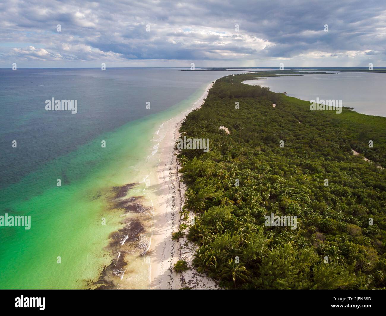 Luftaufnahme der Küstensanddüne mit weißem Sand Karibischer Strand und Mangroven an einem bewölkten Tag im Sian Kaan Nationalpark in der Nähe von Tulum Stockfoto