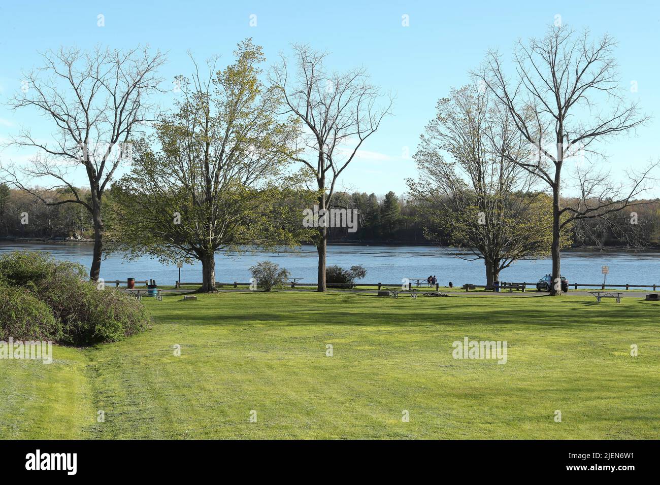 Kleiner hübscher Park am Dover Point direkt neben Durham, NH.zwei Brücken dominieren dieses Gebiet auf der Dover-Seite des Piscataqua River. Schöner Parkplatz, Stockfoto