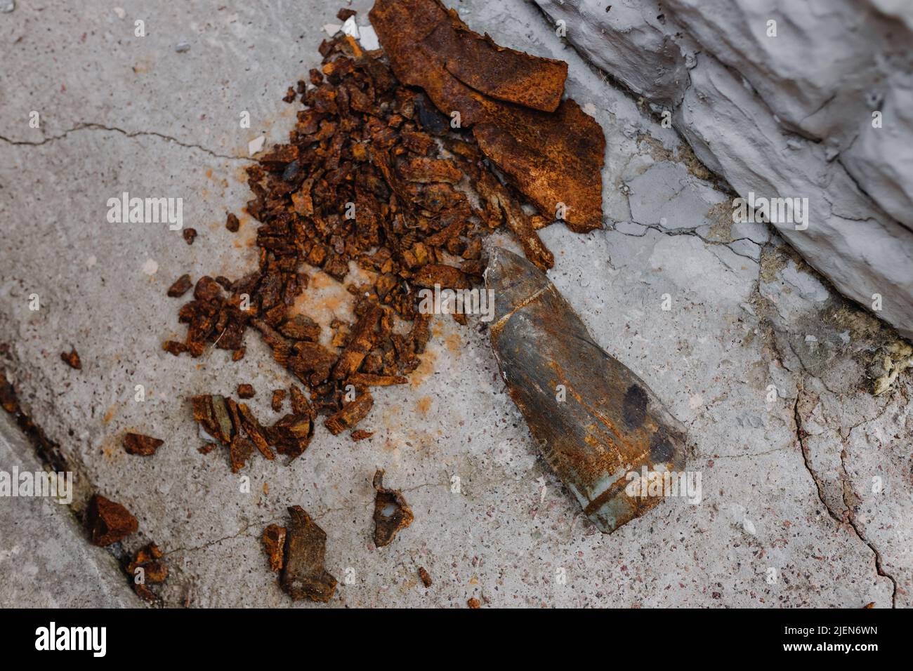 Fragmente einer russischen Artillerie auf dem Asphalt. Die Folgen des Krieges, der Konflikt zwischen der Ukraine und Russland, Nahaufnahme Stockfoto