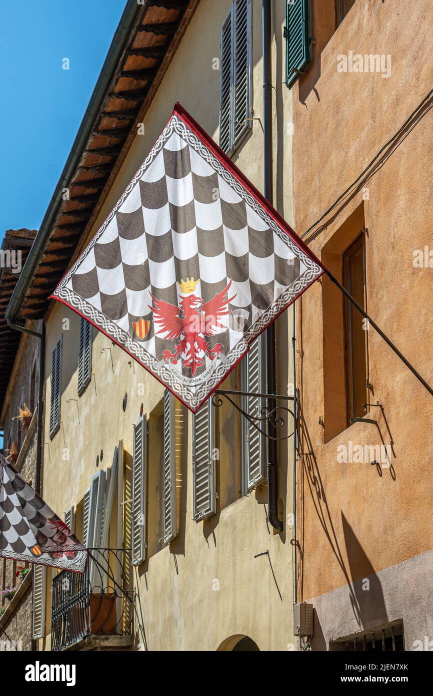 Flagge des Borgo-Viertels über einem Gebäude, San Quirico d'Orcia, Toskana, Italien Stockfoto