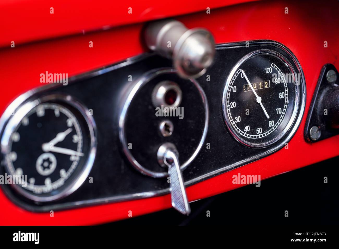 Tachometer auf rotem Oldtimer, Nahaufnahme Detail Stockfoto