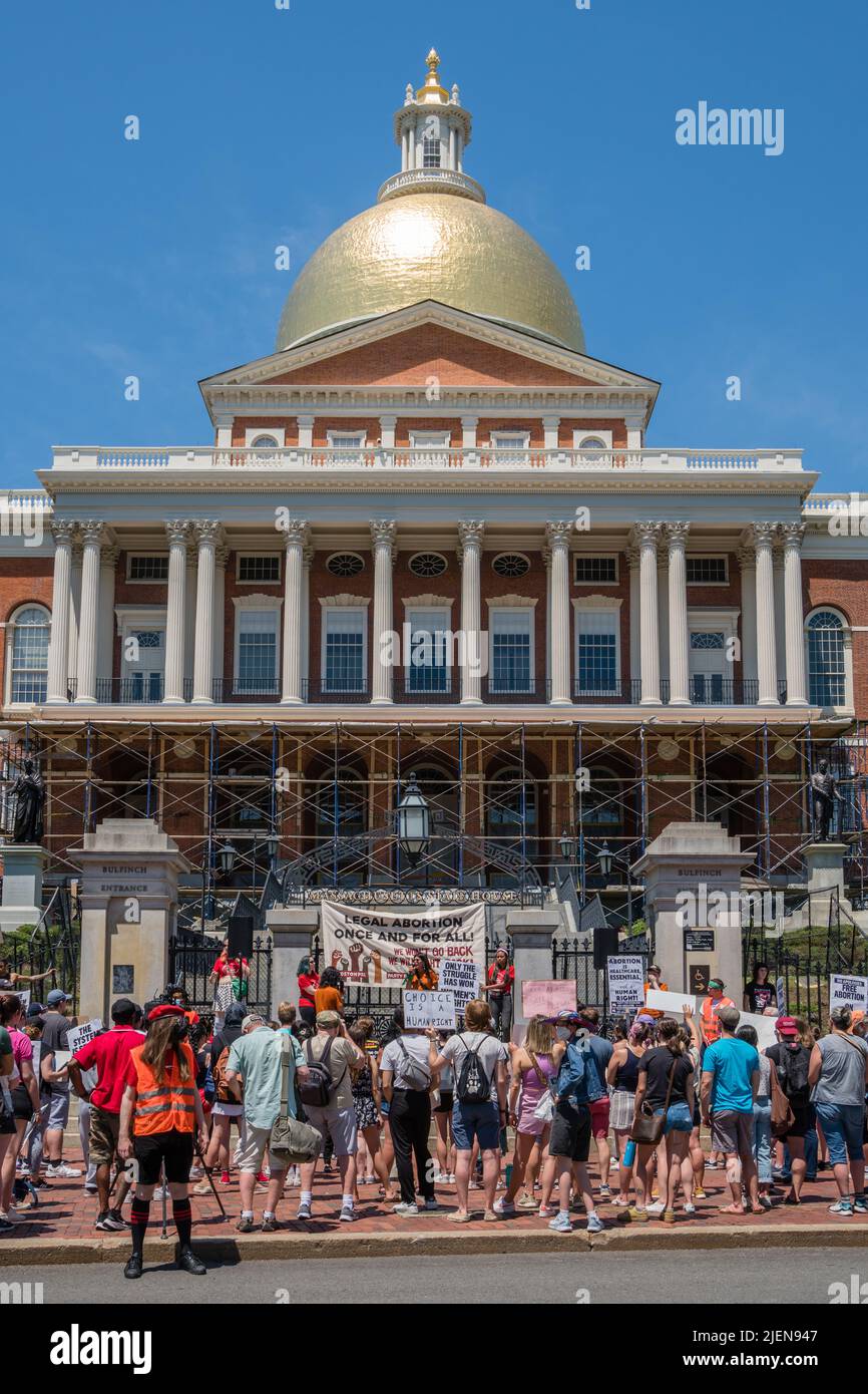 Proteste, die Abtreibungsbefürworter bei der Demonstration als Reaktion auf das Urteil des Obersten Gerichtshofs zur Umgehung von Roe v. Wade im Massachusetts State House hielten Stockfoto