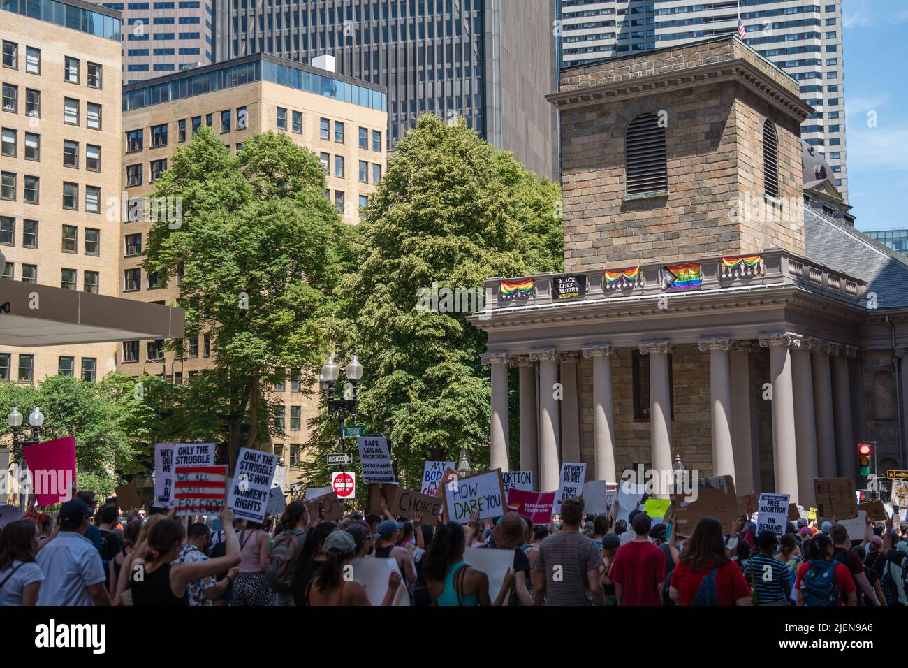 Proteste, die Abtreibungsbefürworter bei der Demonstration als Reaktion auf das Urteil des Obersten Gerichtshofs zur Umgehung von Roe v. Wade im Massachusetts State House hielten Stockfoto