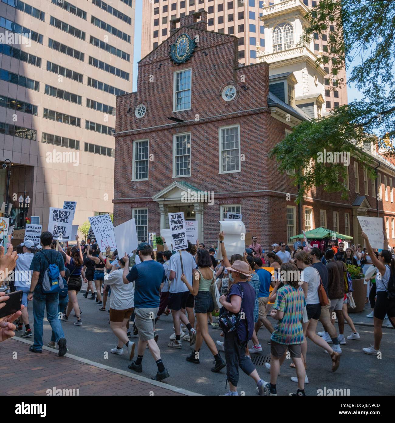 Proteste, die Abtreibungsbefürworter bei der Demonstration als Reaktion auf das Urteil des Obersten Gerichtshofs zur Umgehung von Roe v. Wade im Massachusetts State House hielten Stockfoto