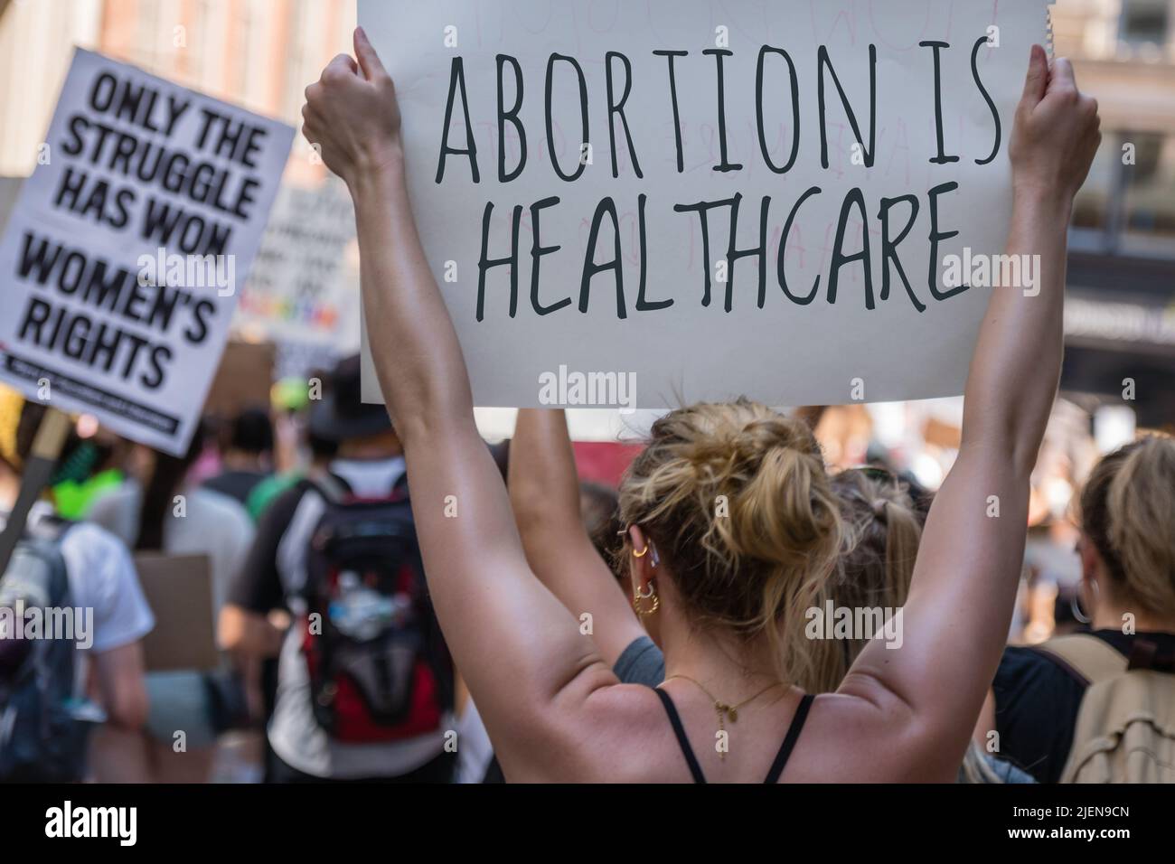 Proteste, die Abtreibungsbefürworter bei der Demonstration als Reaktion auf das Urteil des Obersten Gerichtshofs zur Umgehung von Roe v. Wade im Massachusetts State House hielten Stockfoto