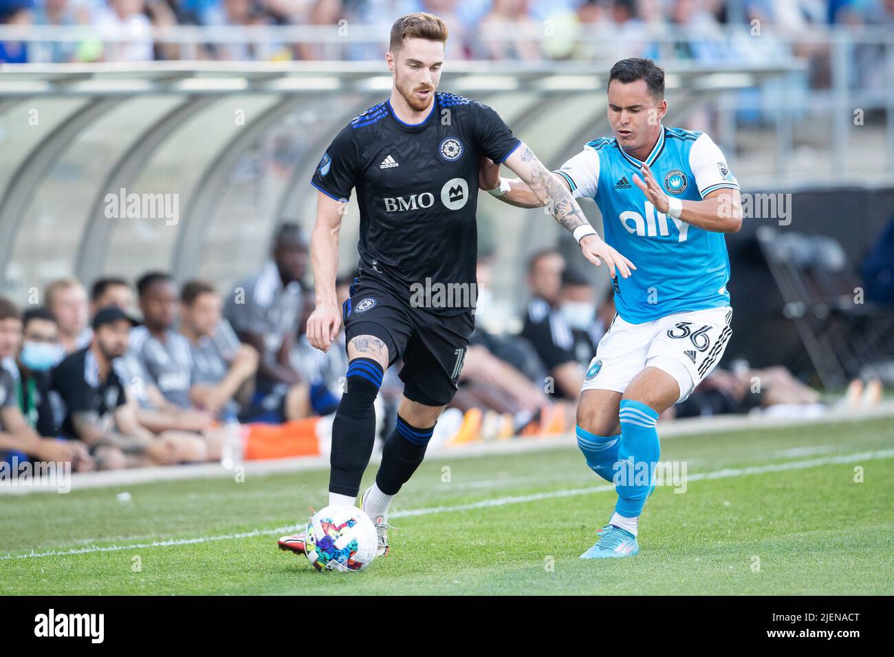 Montreal, Kanada. 25.. Juni 2022. CF Montreal Ahmed Hamdi (7) kontrolliert den Ball, während er Charlotte FC Koa Santos (36) während des MLS-Spiels zwischen Charlotte FC und CF Montreal im Saputo Stadium in Montreal, Kanada, abfeilt. Daniel Lea/CSM/Alamy Live News Stockfoto