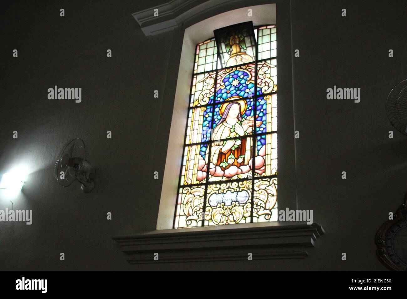 27. Juni 2022, Curitiba, Parana, Brasilien: (INT) Blick auf die Kirche von Nossa Senhora do Rosario dos Pretos de Sao Benedito, in Curitiba. 27. Juni 2022, Curitiba, Parana, Brasilien: Blick auf die Kirche von Nossa Senhora do Rosario dos Pretos de Sao Benedito, in der Stadt Curitiba, Hauptstadt von Parana, am Montag (27), die 1946 im Barockstil umgebaut wurde. Die Fliesen am Eingang kamen aus Portugal und sind die gleichen wie die erste Konstruktion, die von Sklaven gebaut und im Jahr 1931 abgerissen wurde. Für den Raum ist Vater und Dekan Luiz Hass verantwortlich. (Bild: © Edson De Souza/TheNEWS2 via ZUMA Press Wir Stockfoto