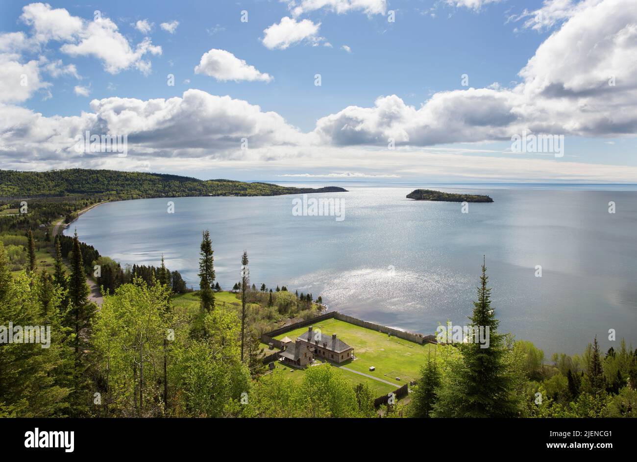 Luftaufnahme des rekonstruierten Pelzhandelsdepot, der Küche und der Stockade des Grand Portage National Monument entlang der Nordküste des Lake Superior Stockfoto