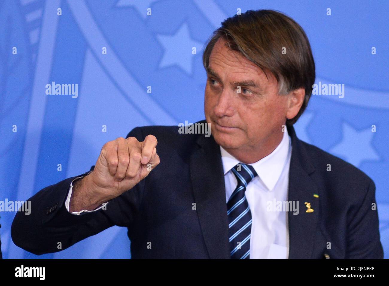 Brasília, DF - 27.06.2022: BOLSONARO LANÇA NOVO RG E NOVO PASSAPORTE - Foto, Präsident Jair Bolsonaro. An diesem Montag (27) nimmt Präsident Jair Bolsonaro (PL) an der Zeremonie zur Ausstellung der neuen Nationalen Personalausweise in den Staaten - Pilotprojekt und der Einführung des Neuen Brasilianischen Passes Teil. (Foto: Ton Molina/Fotoarena) Stockfoto