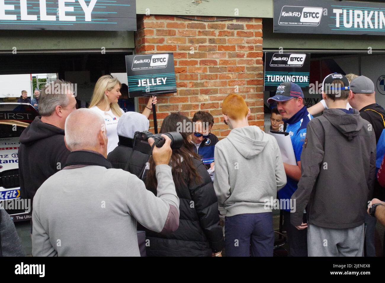 Croft, England, 26. Juni 2022. Stephen Jelley Fahrer für das Team BMW signiert Autogramme während der Boxengasse-Tour beim British Touring Car Championship Meeting auf dem Croft Circuit. Quelle: Colin Edwards Stockfoto