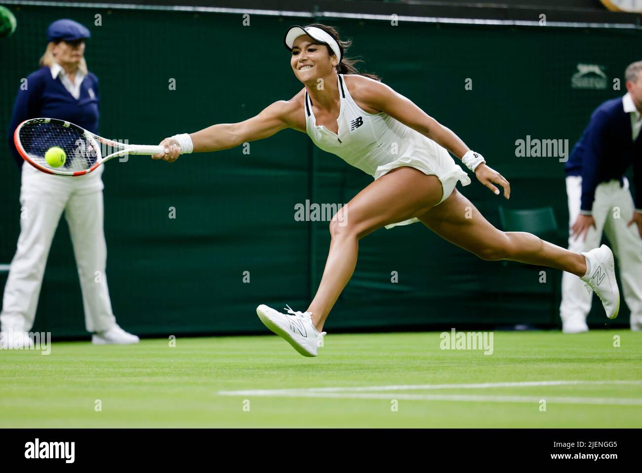 London, Großbritannien. 27.. Juni 2022. Tennis: Grand Slam; WTA Tour - Wimbledon, Singles, Frauen, 1. Runden. Korpatsch (Deutschland) - Watson (Großbritannien): Heather Watson in Aktion. Quelle: Frank Molter/dpa/Alamy Live News Stockfoto