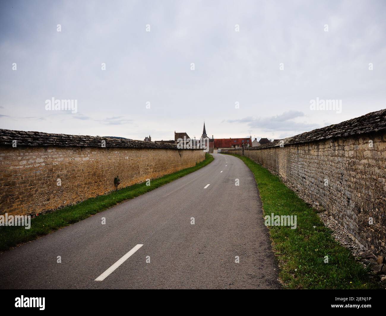 Eine Straße in Burgund, Frankreich Stockfoto