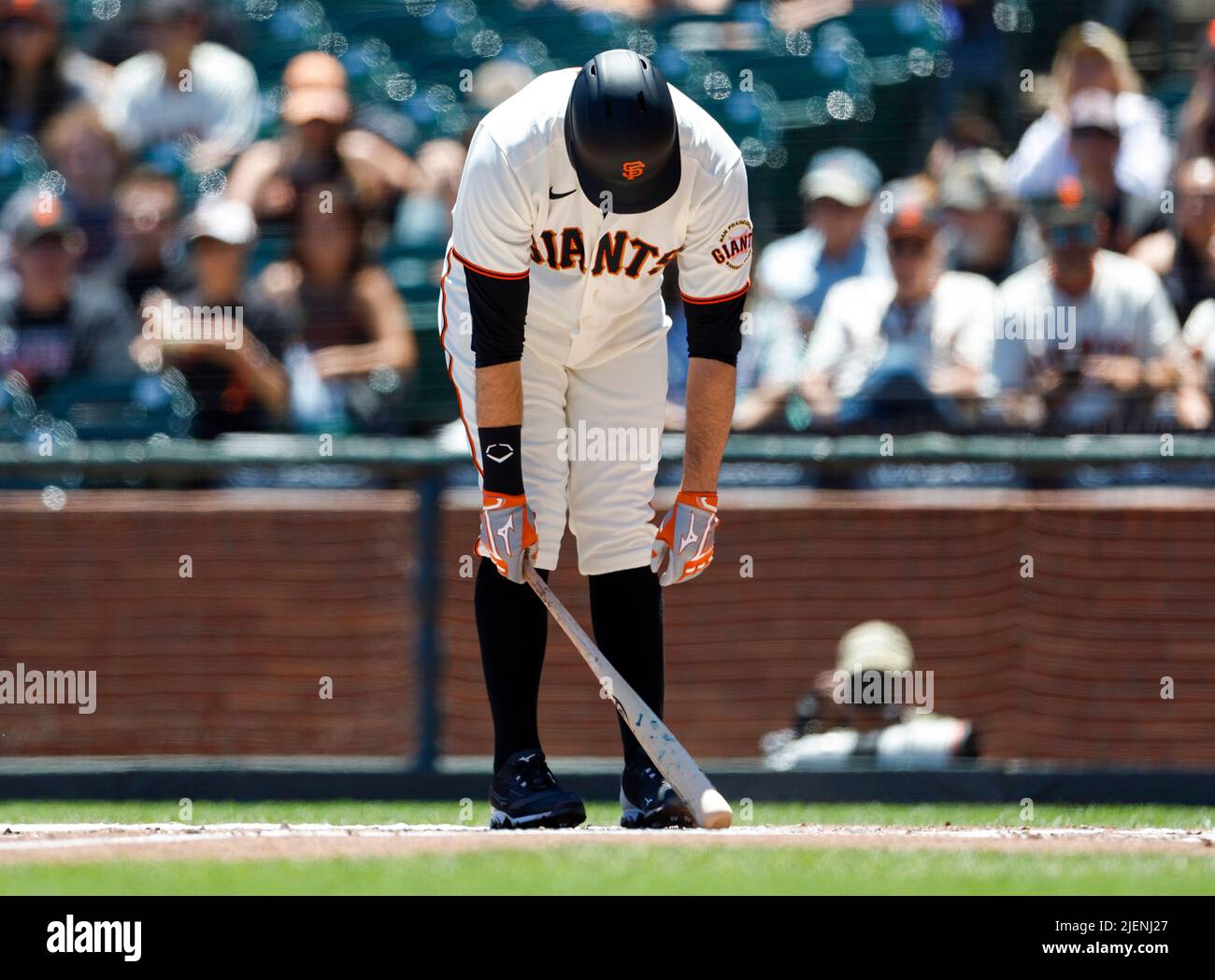 San Francisco, Usa. 26.. Juni 2022. Brandon Belt (9) von San Francisco Giants reagiert auf einen ausgerufenen Streik gegen die Cincinnati Reds im zweiten Inning am Sonntag, den 26. Juni 2022, im Oracle Park in San Francisco, Kalifornien. (Foto: Nhat V. Meyer/Bay Area News Group/TNS/Sipa USA) Quelle: SIPA USA/Alamy Live News Stockfoto