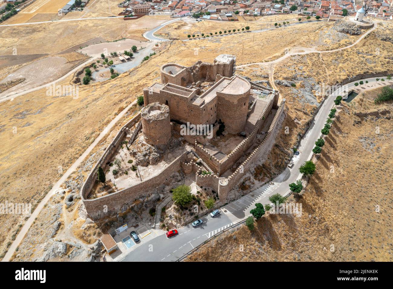 Blick auf das Schloss La Muela in der Nähe der Stadt Consuegra in La Mancha, Provinz Toledo, Spanien. Luftaufnahme von oben Stockfoto