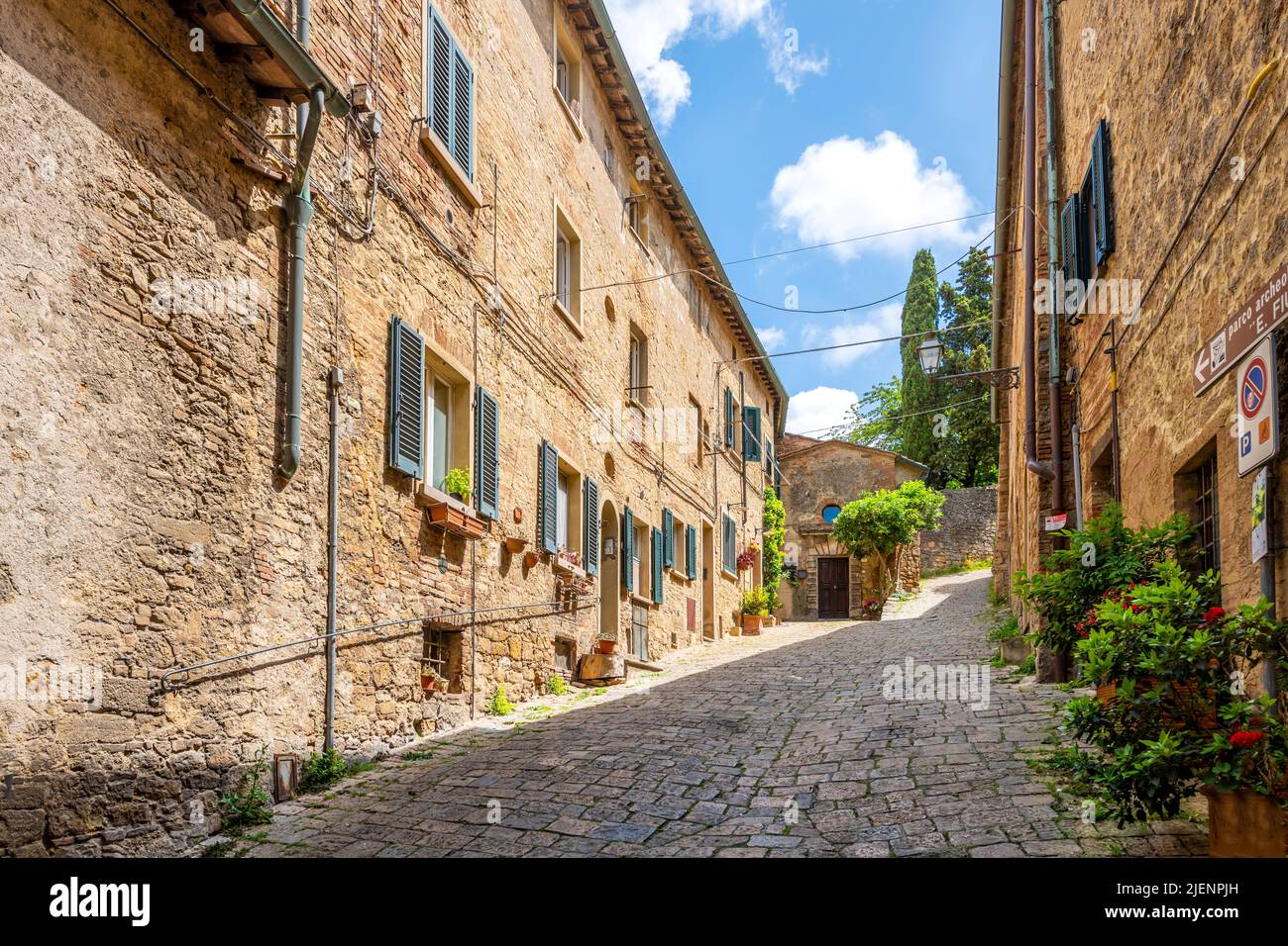 Eine schmale Steinallee in der Hügelstadt Volterra, Italien. Stockfoto