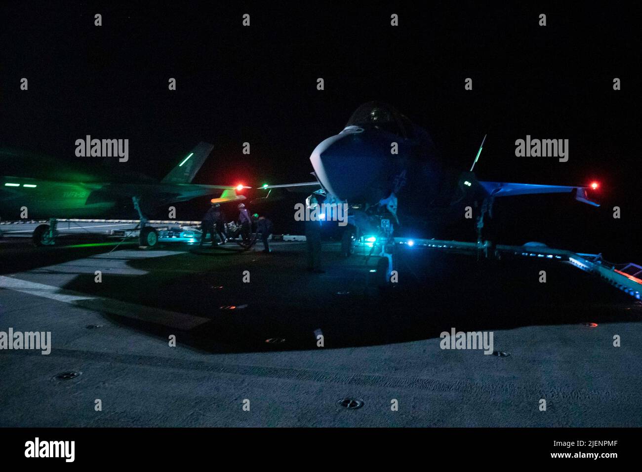 220626-N-XN177-2251 PHILIPPINISCHE SEE (26. Juni 2022) – Matrosen und Marineinfanteristen befeuern F-35B Lightning II-Flugzeuge, die dem Marine Strike Fighter Squadron (VMFA) 121 an Bord der amphibischen Sturmträgerin USS Tripoli (LHA 7) zugewiesen wurden, 26. Juni 2022. Tripolis ist im Einsatzgebiet der US-Flotte von 7. tätig, um die Interoperabilität mit Verbündeten und Partnern zu verbessern und als einsatzbereite Einsatztruppe für den Frieden und die Stabilität in der Region Indo-Pazifik zu dienen. (USA Navy Foto von Mass Communication Specialist 1. Klasse Peter Burghart) Stockfoto