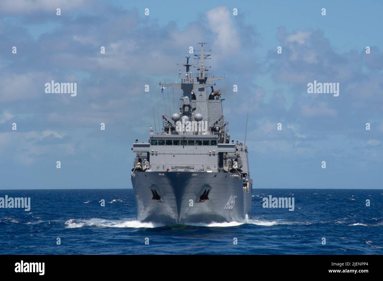 PAZIFISCHER OZEAN (23. Juni 2022) die Royal Australian Navy (AO 195) segelt in Formation mit der Abraham Lincoln Carrier Strike Group (ABECSG), der Japan Maritime Self-Defence Force, und LIEF Schiffe. ABECSG führt derzeit Routineoperationen in der US 3.-Flotte durch. Die US 3.-Flotte ist ein integraler Bestandteil der US-Pazifikflotte und führt die Marinestreitkräfte im Indo-Pazifik an und bietet die realistische, relevante Ausbildung, die notwendig ist, um die Rolle unserer Marine im gesamten Spektrum der militärischen Operationen – von Kampfhandlungen über humanitäre Hilfe bis hin zu Katastrophenfällen – fehlerfrei auszuführen Stockfoto