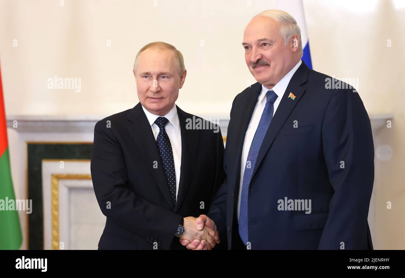 Der russische Präsident Wladimir Putin trifft sich mit dem weißrussischen Präsidenten Alexander Lukaschenko im Konstantin-Palast, wo sie über den Einsatz und die Bewaffnung von konventionellen und nuklearen Sprengköpfen auf weißrussische Su-35-Flugzeuge diskutierten. Stockfoto