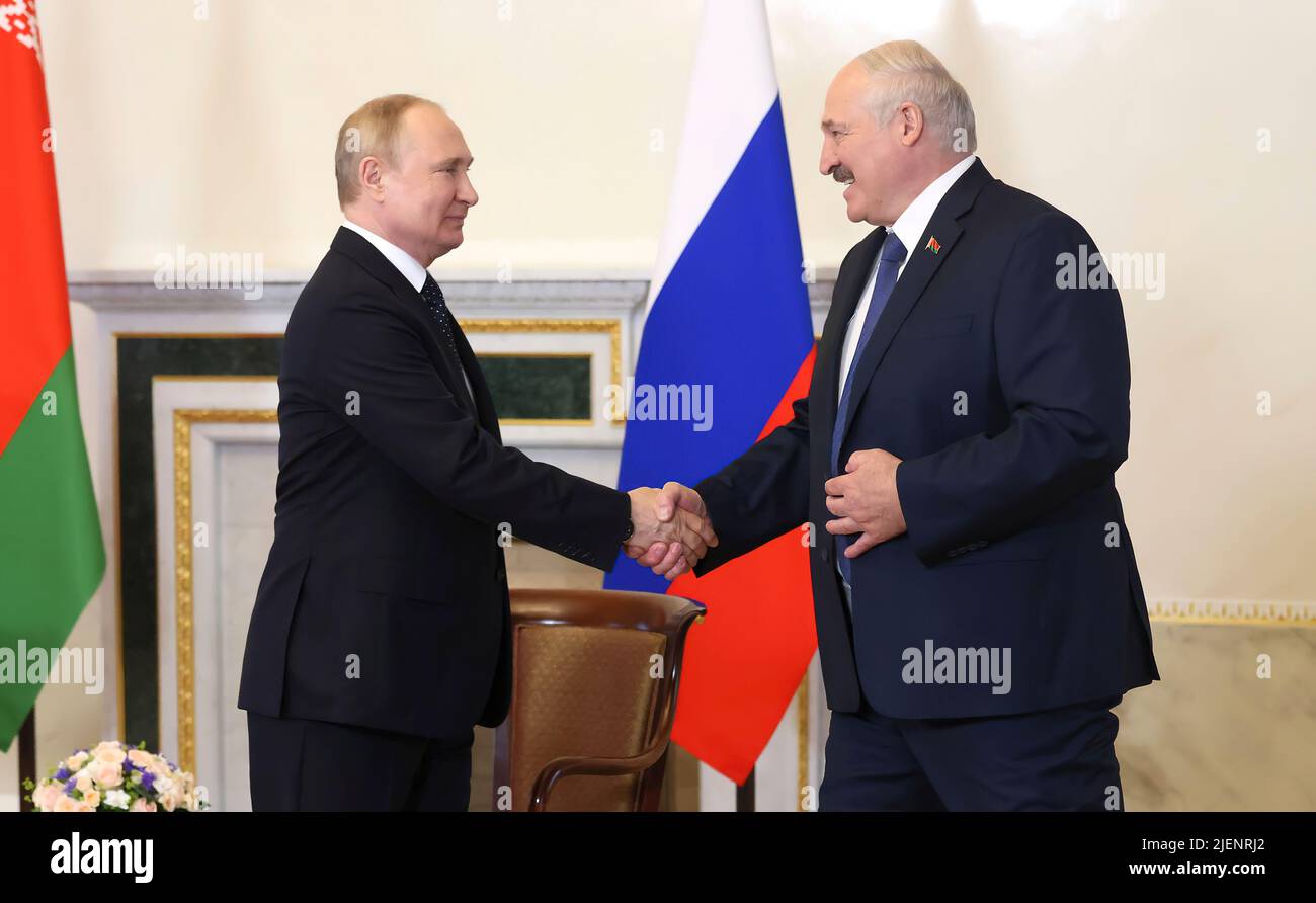 Der russische Präsident Wladimir Putin trifft sich mit dem weißrussischen Präsidenten Alexander Lukaschenko im Konstantin-Palast, wo sie über den Einsatz und die Bewaffnung von konventionellen und nuklearen Sprengköpfen auf weißrussische Su-35-Flugzeuge diskutierten. Stockfoto
