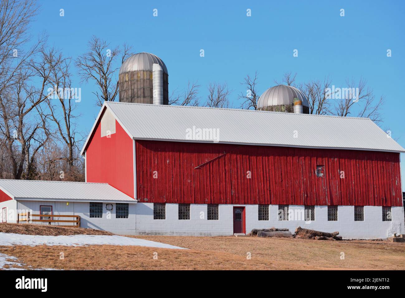 Eine alte rote Scheune und Silos auf einer Reiterfarm im Südwesten von Wisconsin Stockfoto