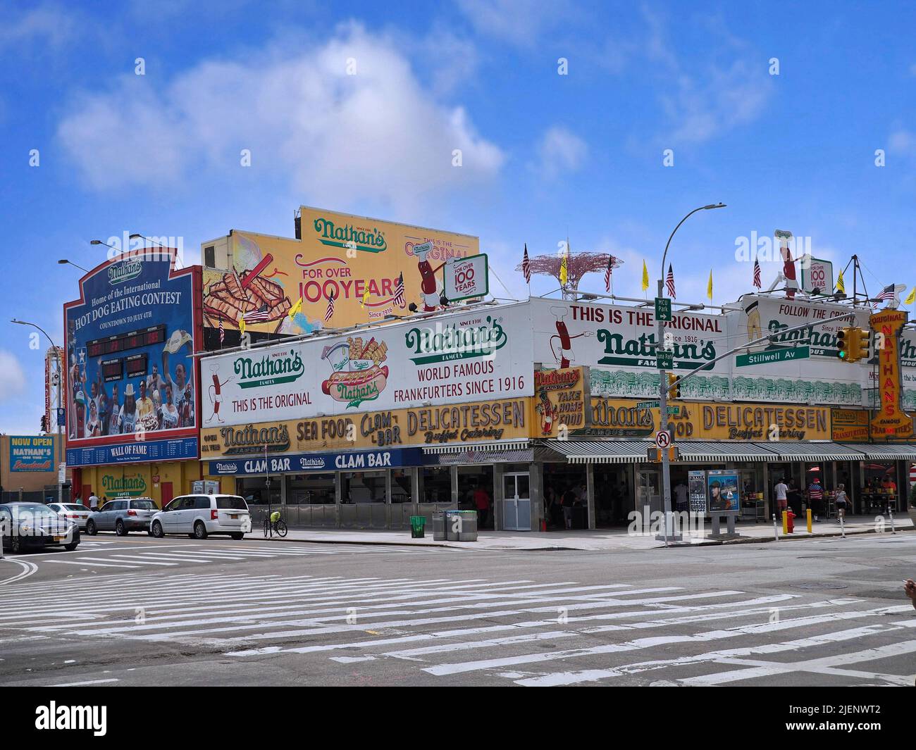 Coney Island Vergnügungsviertel in New York mit Nathan's berühmter Hot Dog Stand Stockfoto