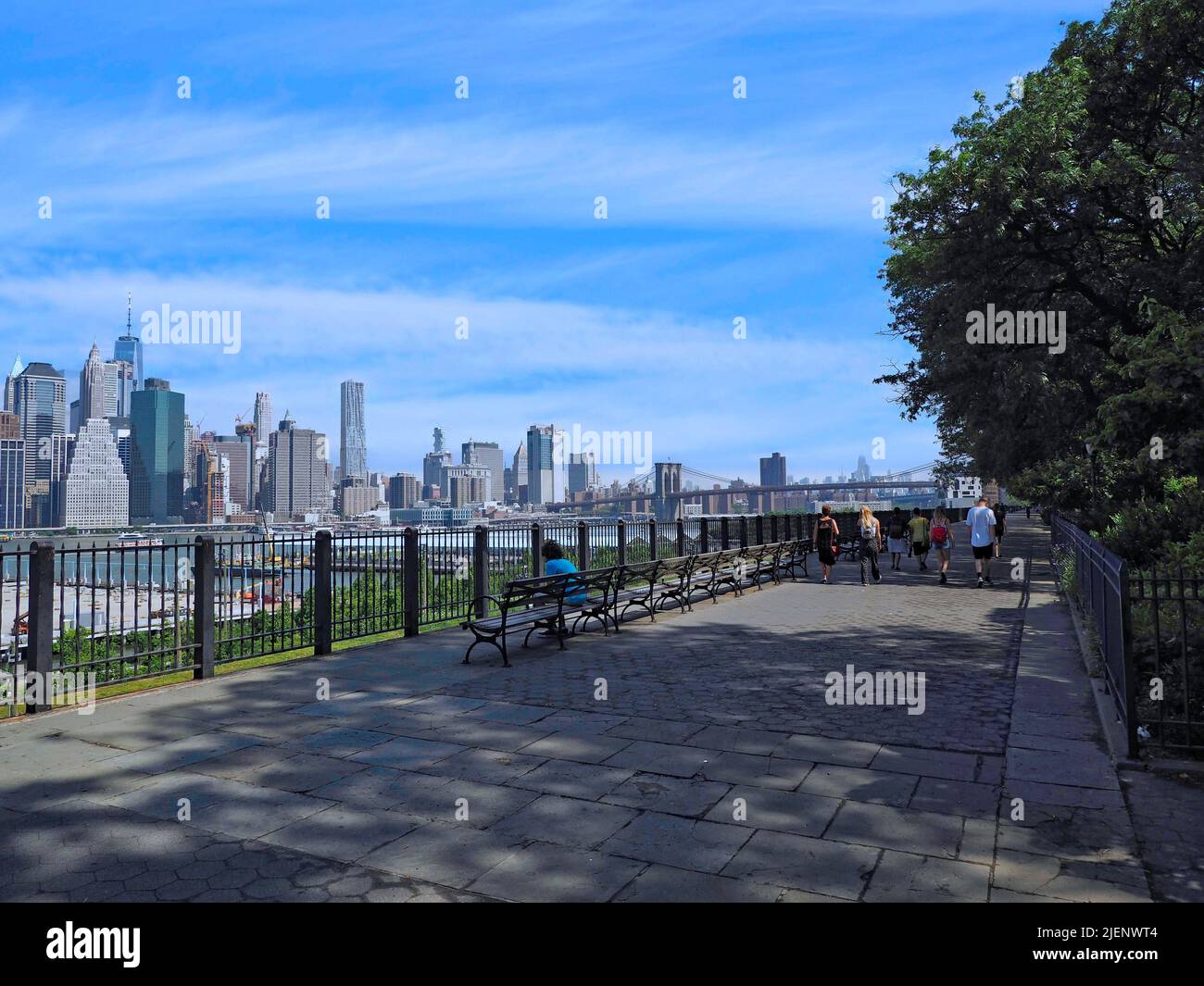 Die Brooklyn Heights Promenade ist eine 1.826 Meter lange Plattform und ein Fußgängerweg mit einem großartigen Blick auf die Skyline von Manhattan Stockfoto