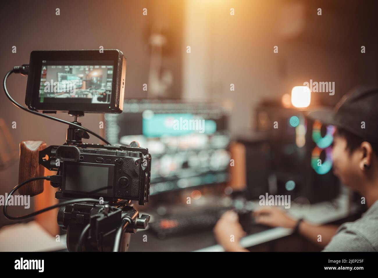 Kamera-Film-Set auf dem Stativ Ausrüstung Ausrüstung im Studio des Bloggers Stockfoto
