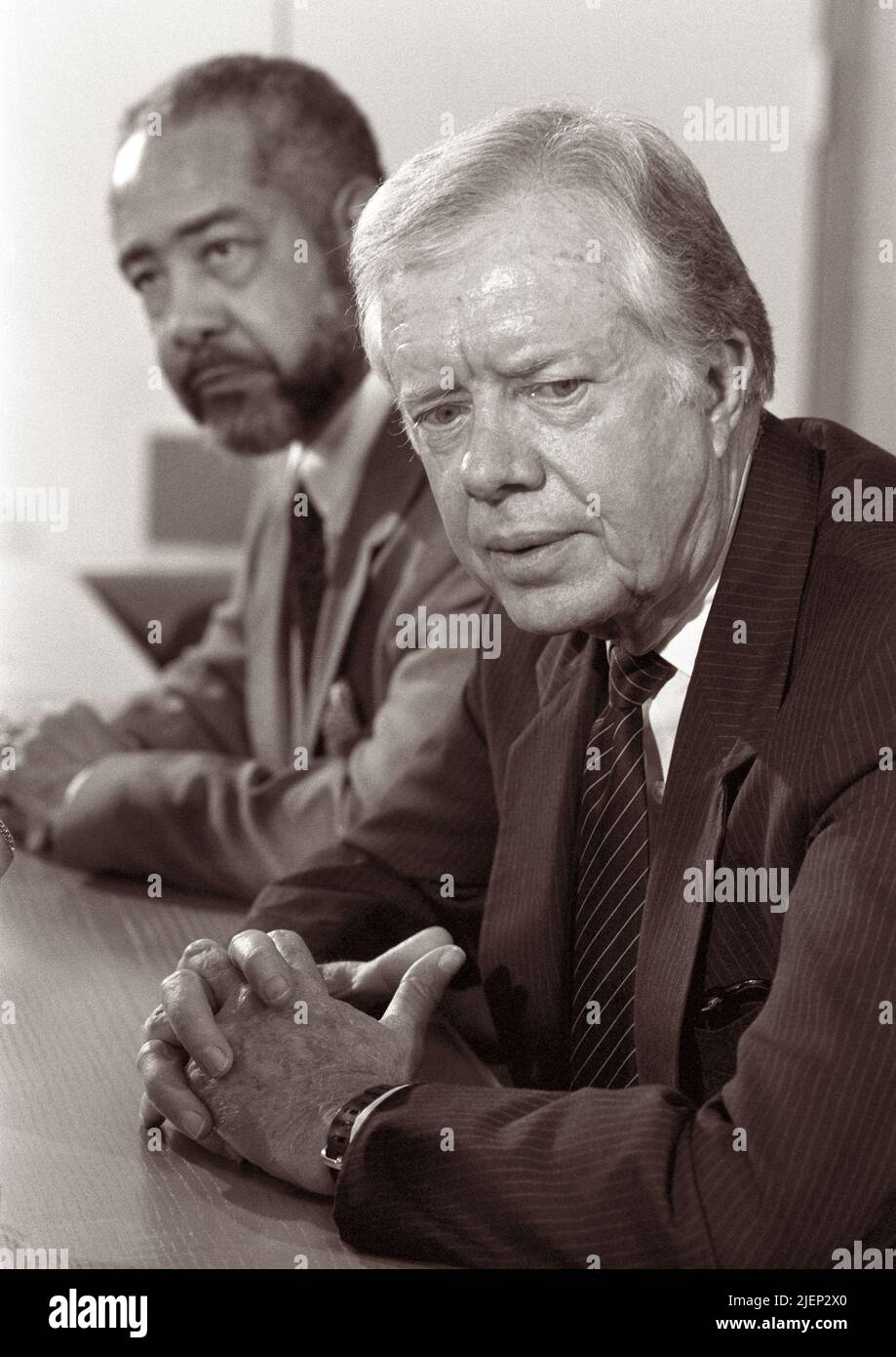 Der ehemalige US-Präsident Jimmy Carter bei einer Pressekonferenz am 6. Oktober 1988 in den Niederlanden auf dem Amsterdamer Flughafen Schiphol. Stockfoto