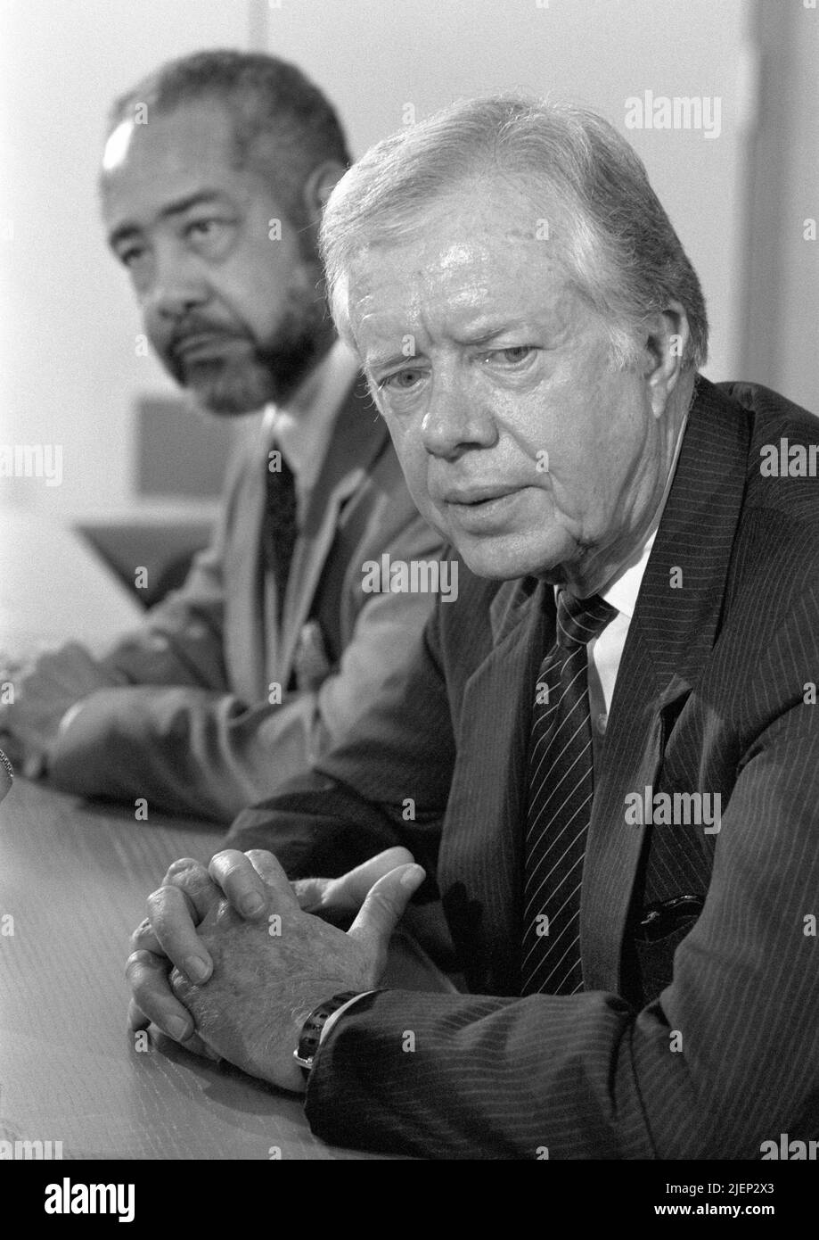 Der ehemalige US-Präsident Jimmy Carter bei einer Pressekonferenz am 6. Oktober 1988 in den Niederlanden auf dem Amsterdamer Flughafen Schiphol. Stockfoto