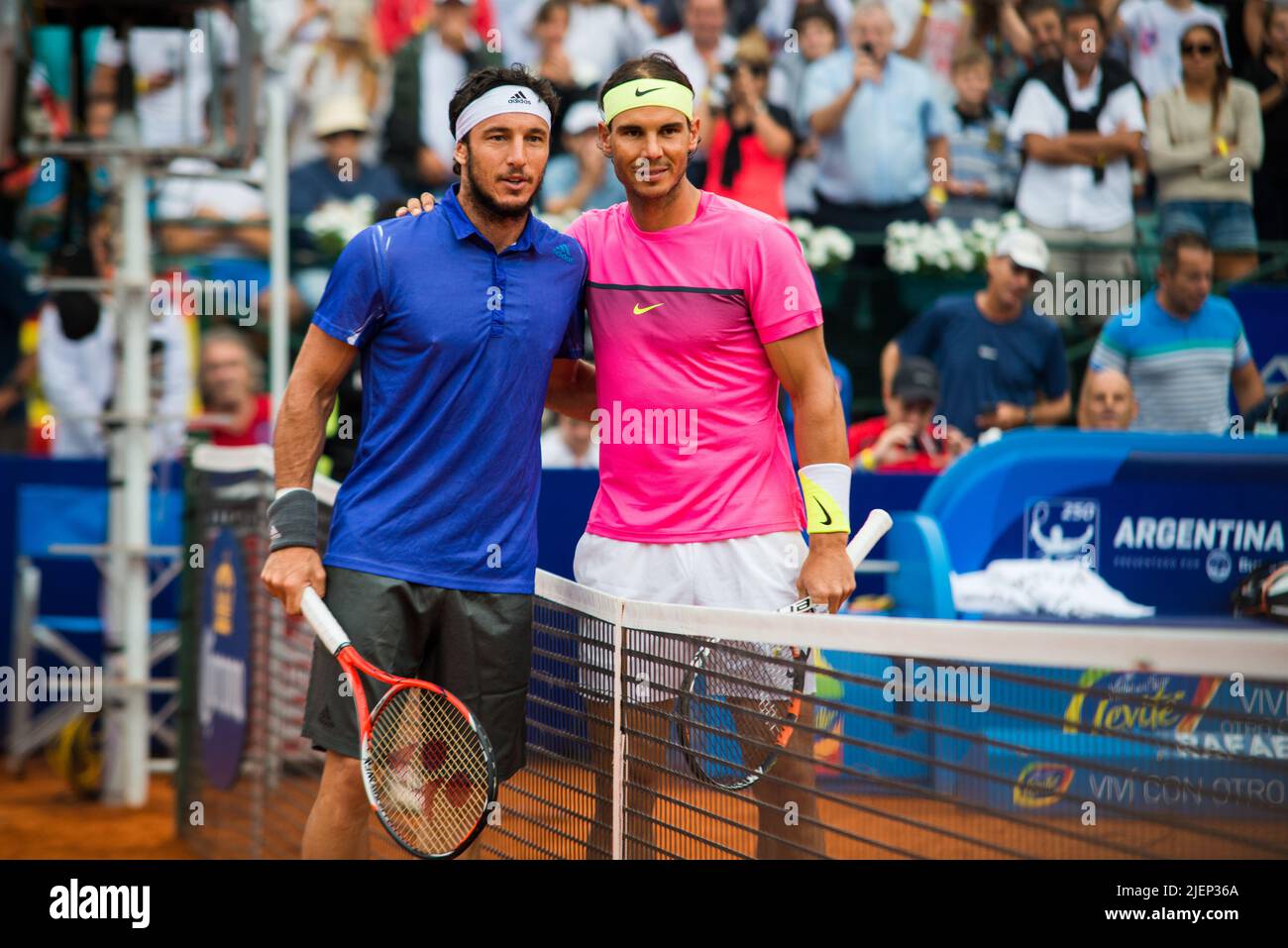 Rafael Nadal posiert mit Juan Monaco vor den Argentine Open Finals beim Buenos Aires Lawn Tennis. Stockfoto