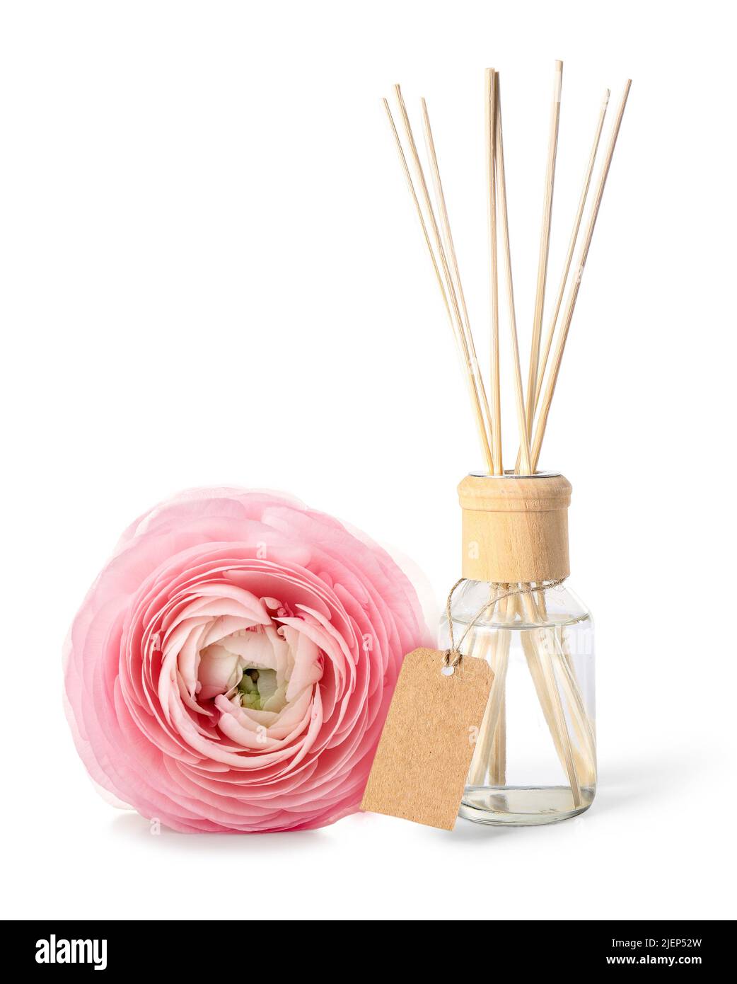 Reed Diffusor und Ranunculus Blume auf weißem Hintergrund Stockfoto