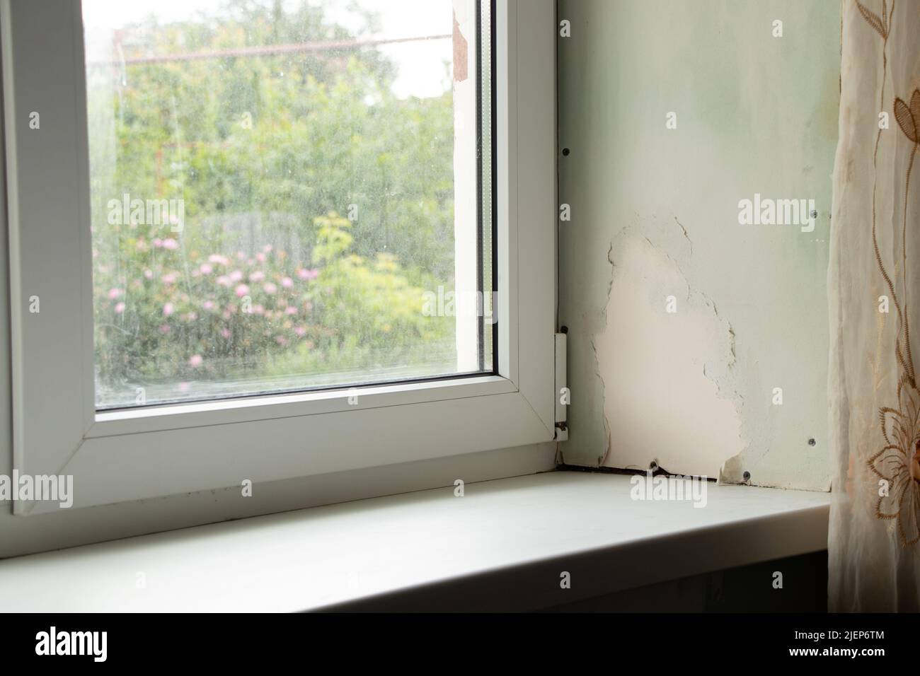 Schmutziges Fenster mit einer Schwelle mit Schimmel von Feuchtigkeit, Pilz