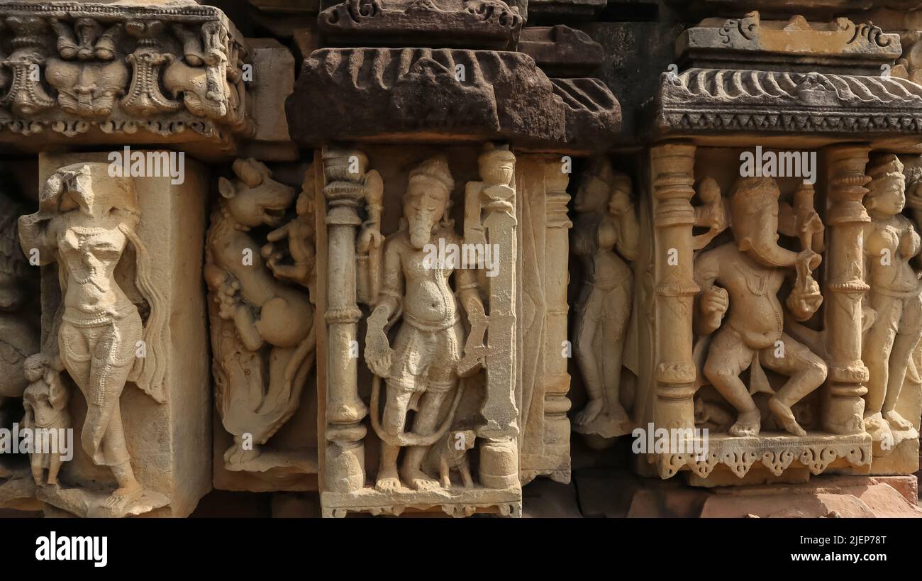Tempel Nr. 1 : Schnitzwerk des tanzenden Lords Ganesha und Lords Vishnu, Survaya Ki Garhi, Morena, Madhya Pradesh, Indien. Stockfoto