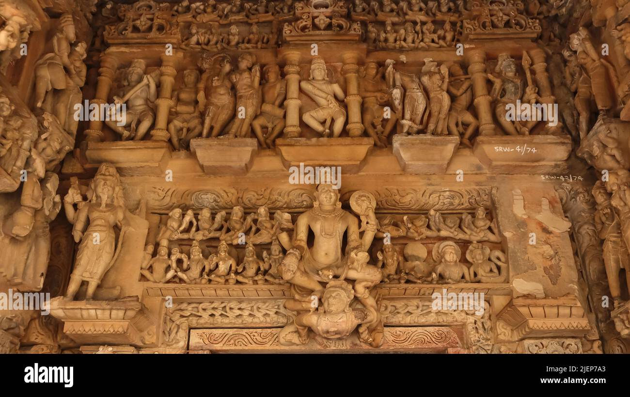 Tempel Nr. 1 : Skulptur von Herrn Vishnu unten und Tänzer oben an der Eingangstür, Tempel von Survaya Ki Garhi, Morena, Madhya Pradesh, Indien. Stockfoto