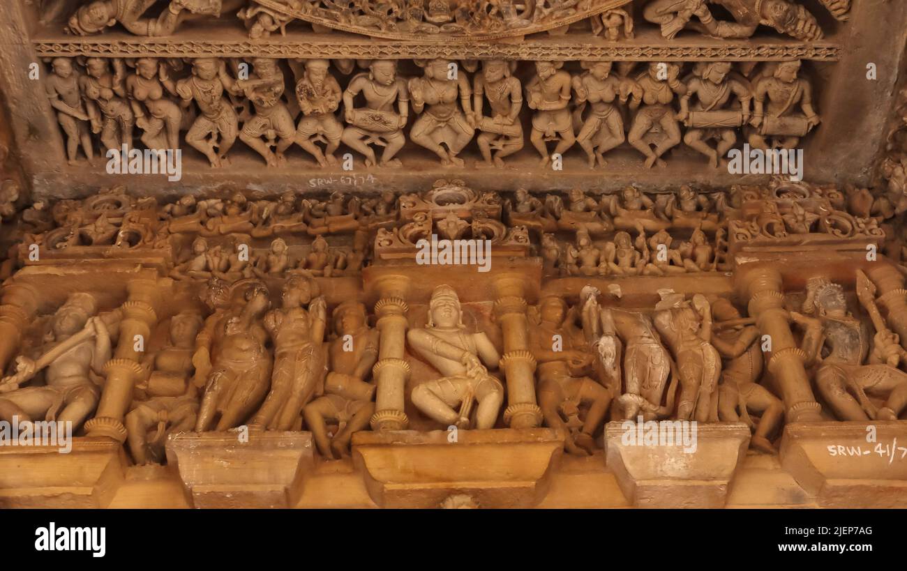 Tempel Nr. 1 : Skulpturdetails der Decke am Eingang, Tempel von Survaya Ki Garhi, Morena, Madhya Pradesh, Indien. Stockfoto
