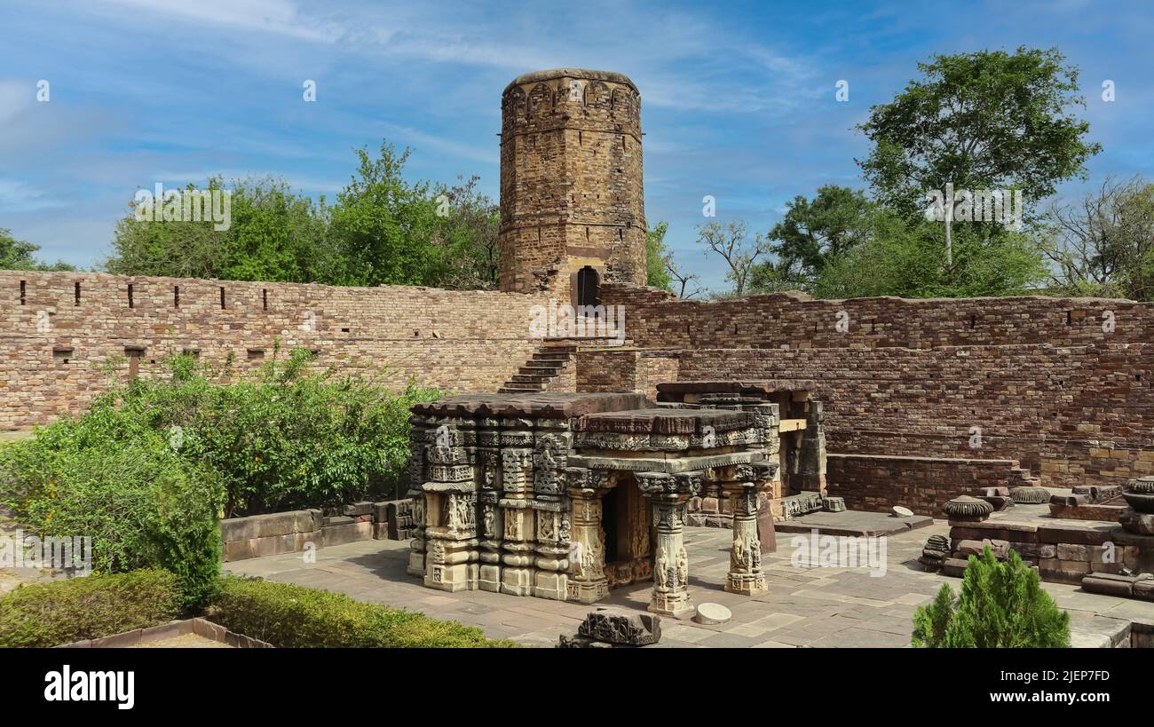 Tempel Nr. 1 und Wachturm von Survaya KI Garhi, Morena, Madhya Pradesh, Indien. Stockfoto