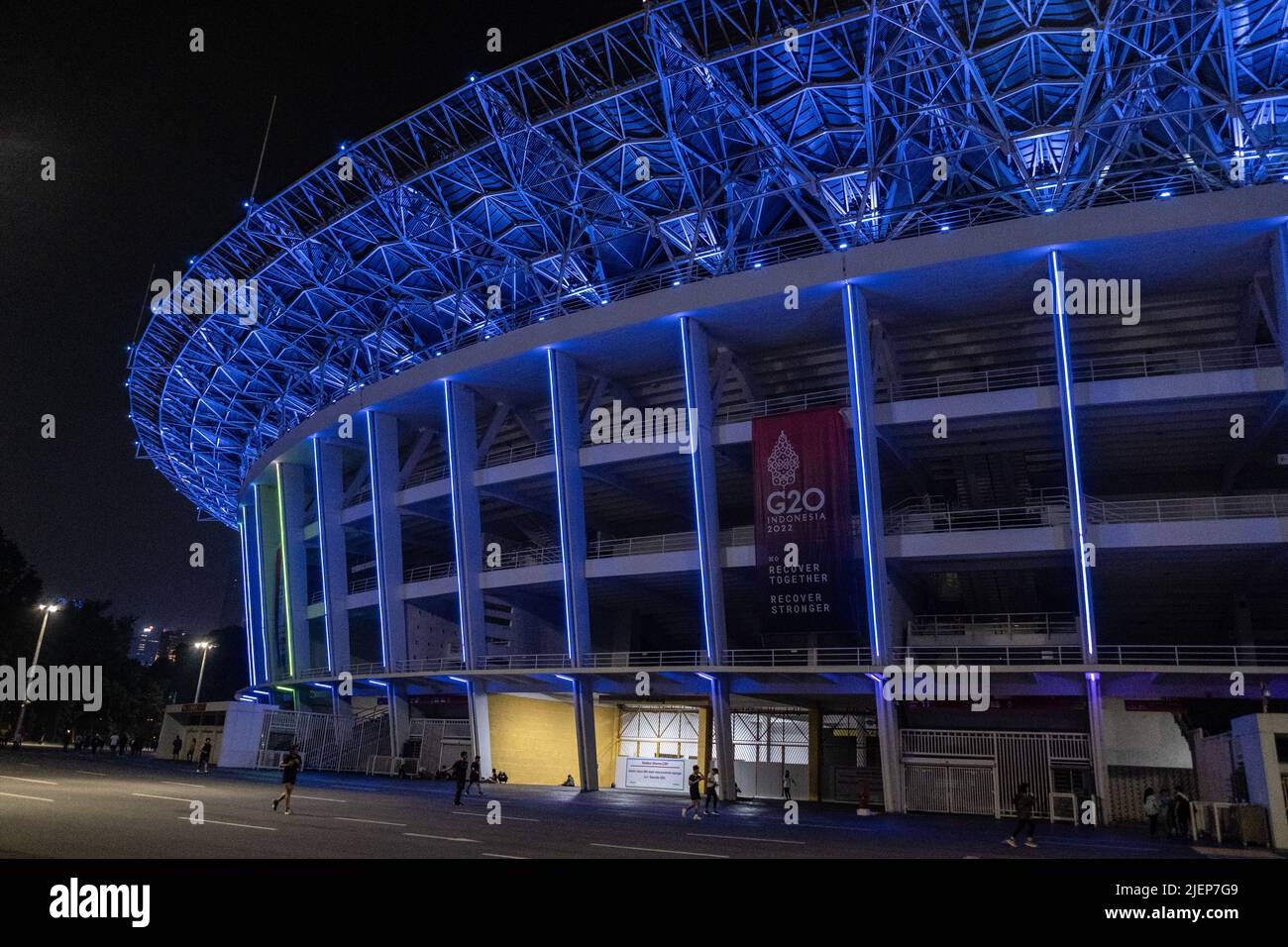 Jakarta, Indonesien. 16.. Juni 2022. Jakartas Gelora Bung Karno-Stadion bei Nacht, dekoriert mit bunten Lichtern. Die Atmosphäre der Stadt Jakarta, Indonesien in der Nacht, die so voll mit verschiedenen Aktivitäten ist. (Foto von Andry Denisah/SOPA Images/Sipa USA) Quelle: SIPA USA/Alamy Live News Stockfoto