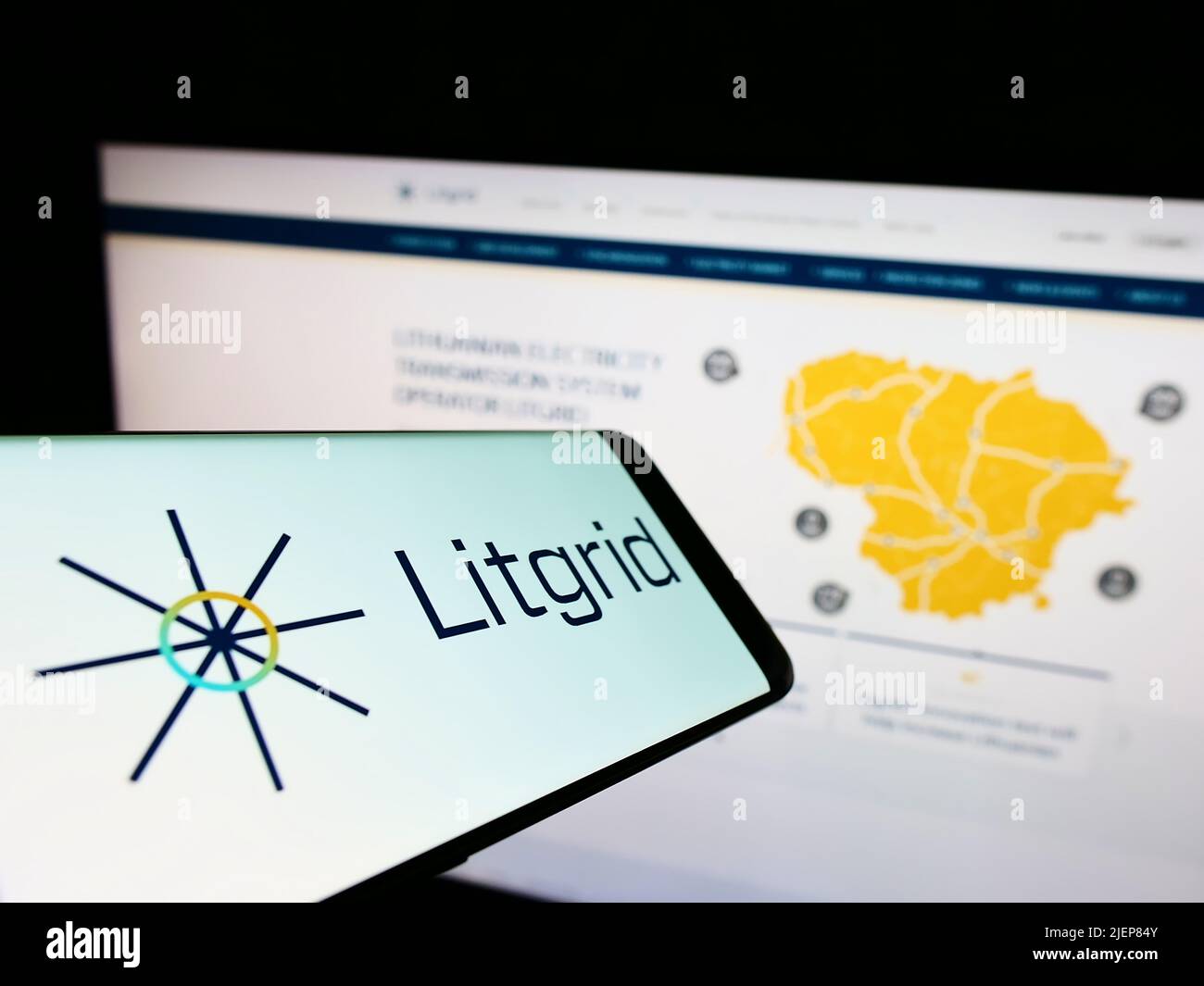 Mobiltelefon mit Logo des litauischen Elektrizitätsunternehmens Litgrid ab auf dem Bildschirm vor der Website. Konzentrieren Sie sich auf die Mitte rechts des Telefondisplays. Stockfoto
