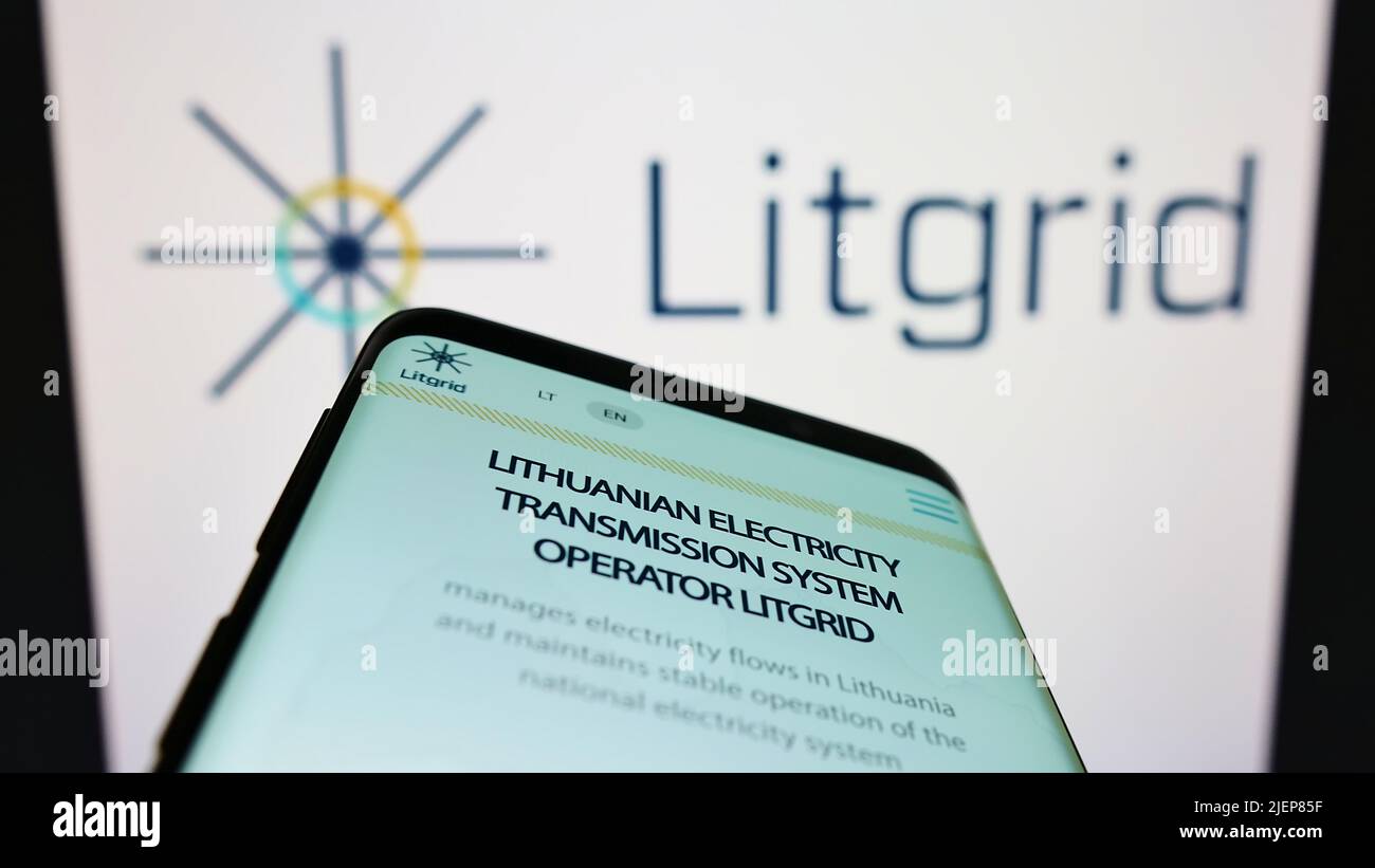 Smartphone mit Website des litauischen Elektrizitätsunternehmens Litgrid ab auf dem Bildschirm vor dem Firmenlogo. Konzentrieren Sie sich auf die obere linke Seite des Telefondisplays. Stockfoto