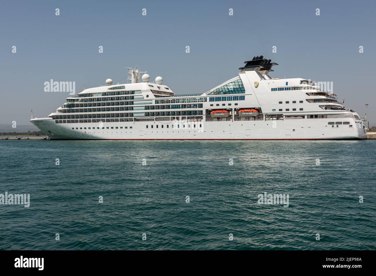 Das Luxuskreuzfahrtschiff „Seabourn Quest“ liegt in Siracusa, Sizilien, Italien Stockfoto